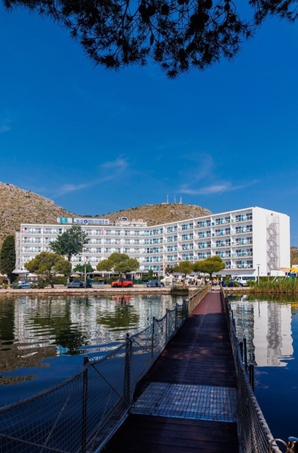 una anciana fa una foto amb una càmera