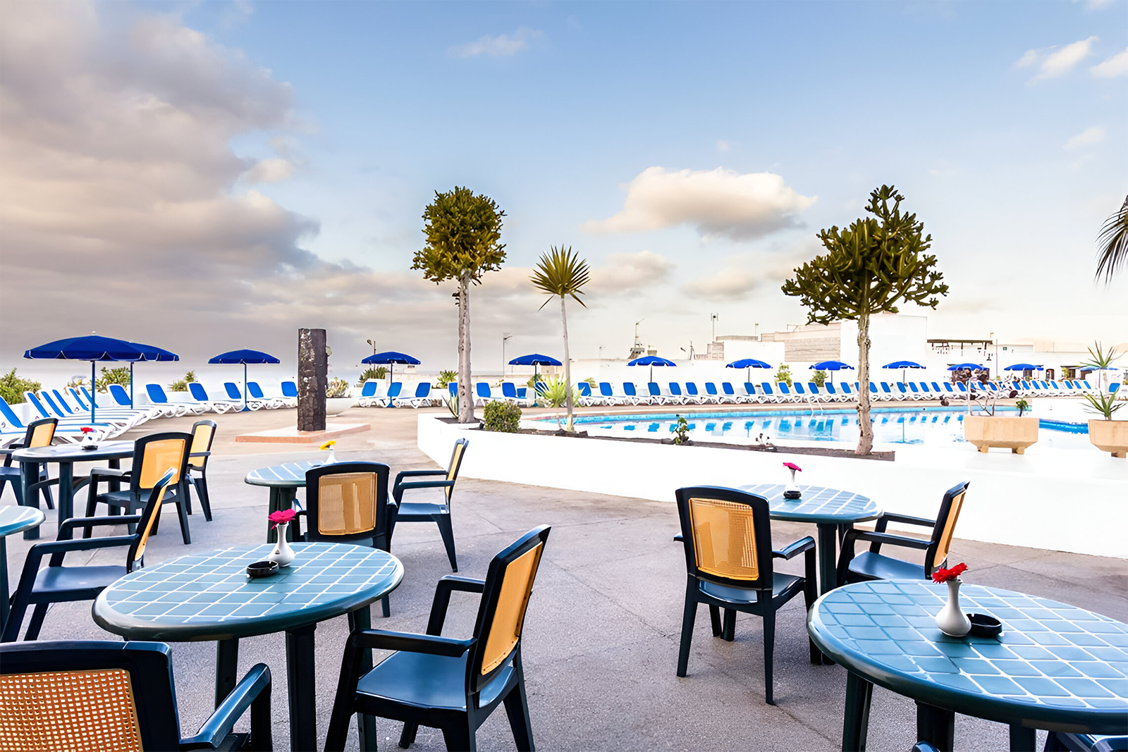 ein Hotel mit einem großen Pool und einer Bar