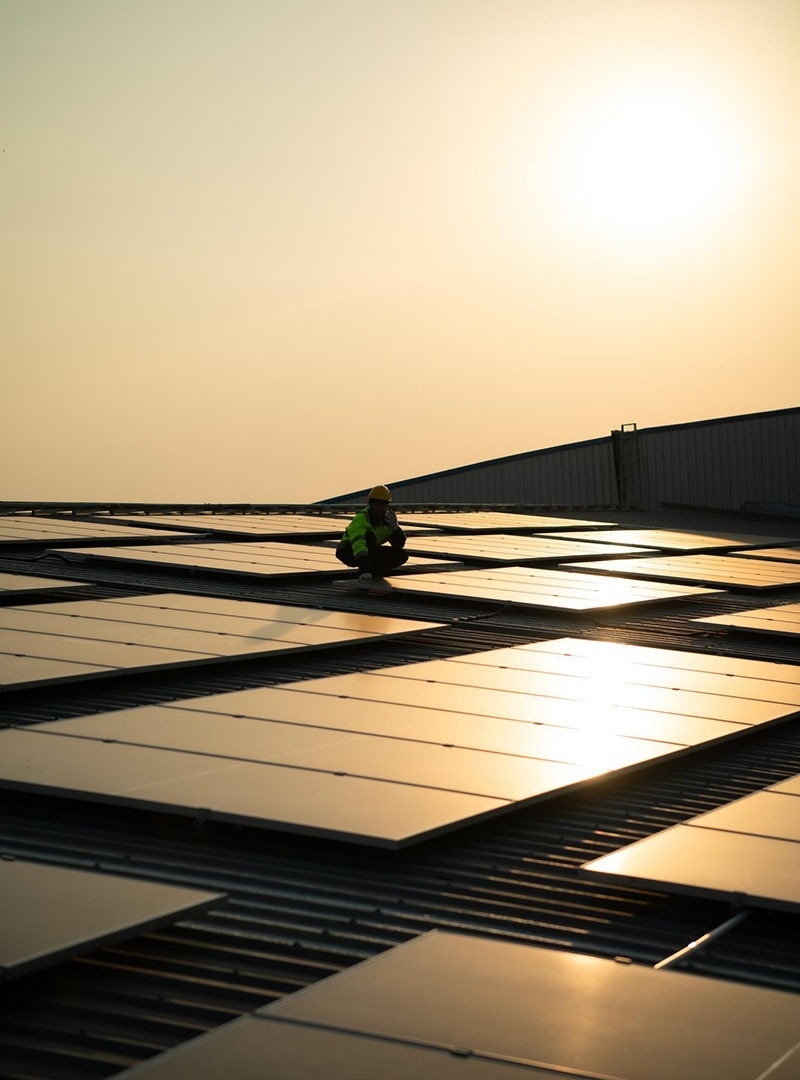 deux femmes allongées l' une à côté de l' autre avec des concombres sur leurs yeux