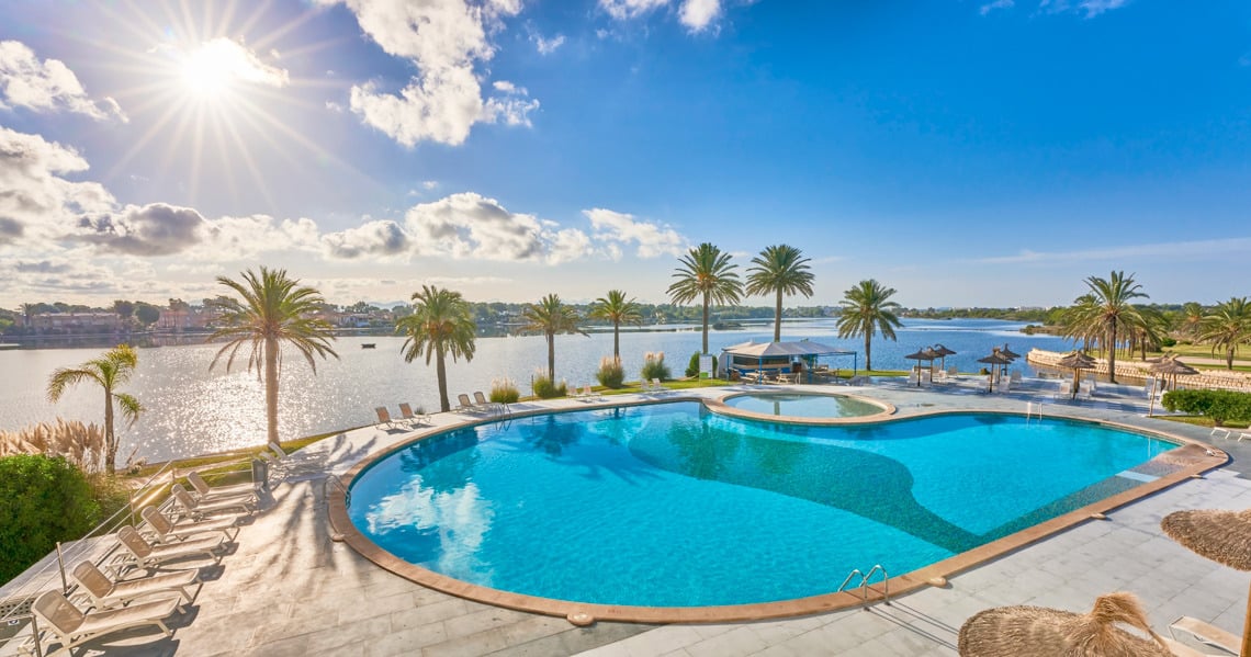 O7 HOTELS: Corporativa - Pool and water slides for a family holiday.