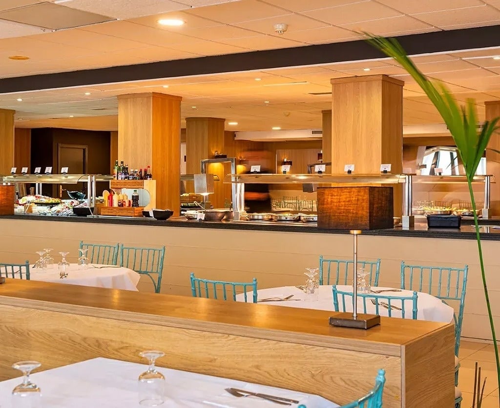 una grande piscina circondata da sedie e un bar