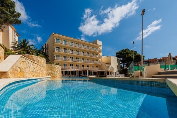 une grande piscine devant un grand bâtiment