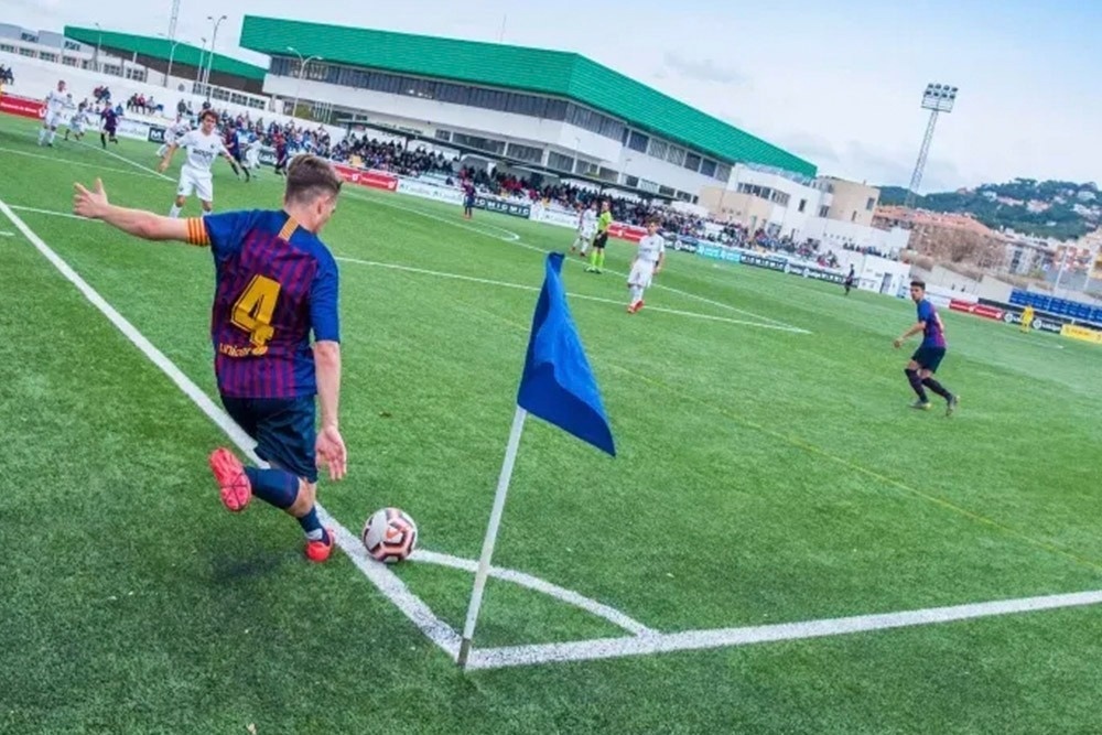 una grande piscina circondata da sedie e un bar
