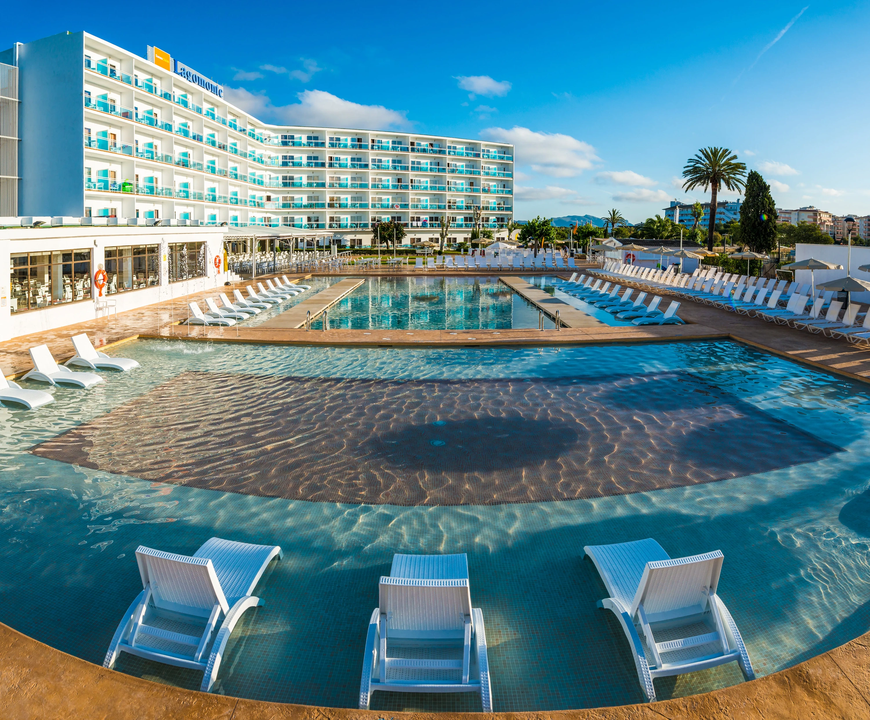 O7 HOTELS: Corporativa - Hôtel et piscine modernes avec chaises longues.