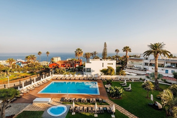 une grande piscine entourée de chaises et de parasols