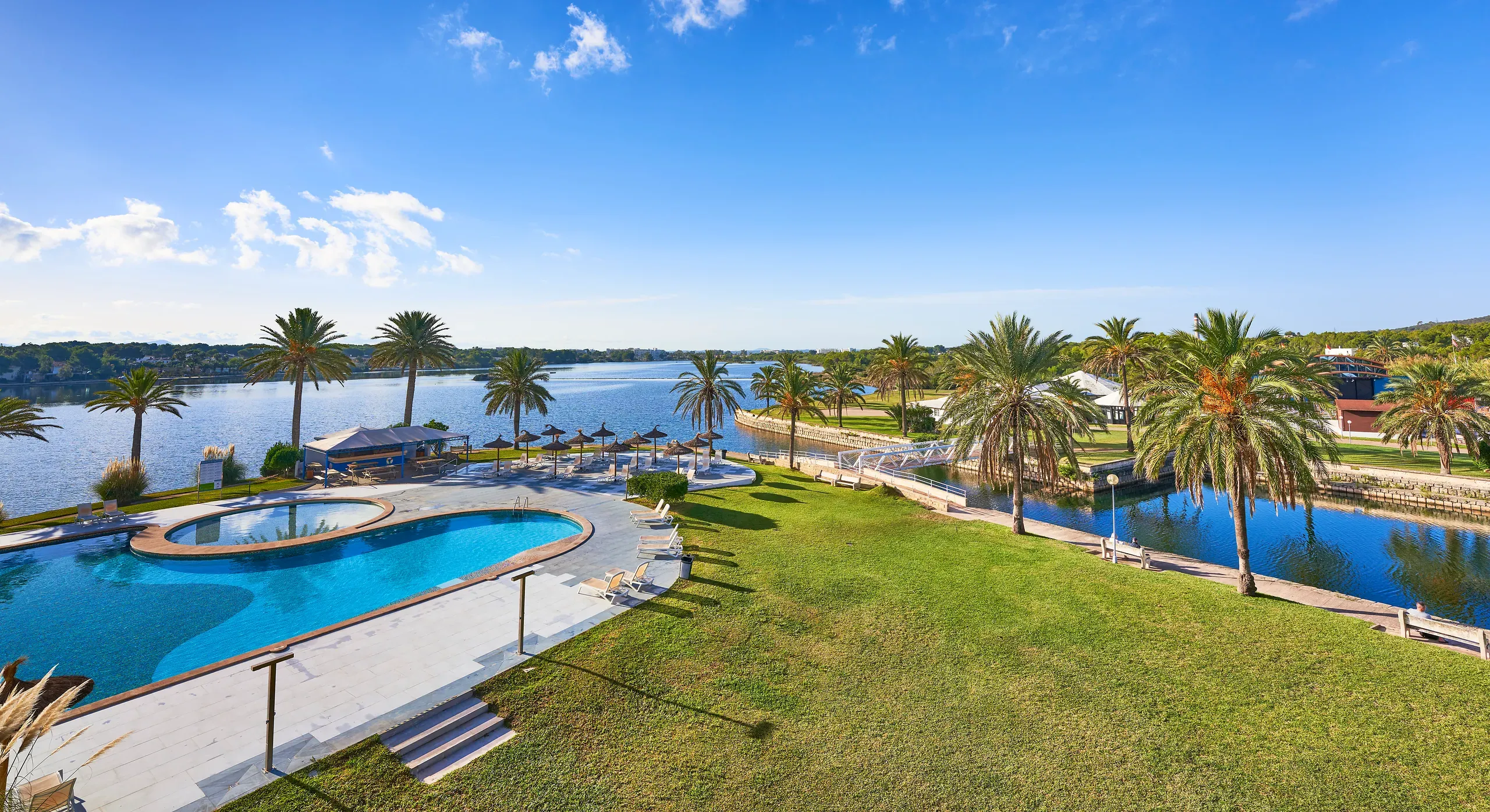 Vista aerea della piscinaO7 Be Klub Kalma | O7 Hotels | Maiorca | Sito ufficiale e del lago con palme e lettini prendisole.