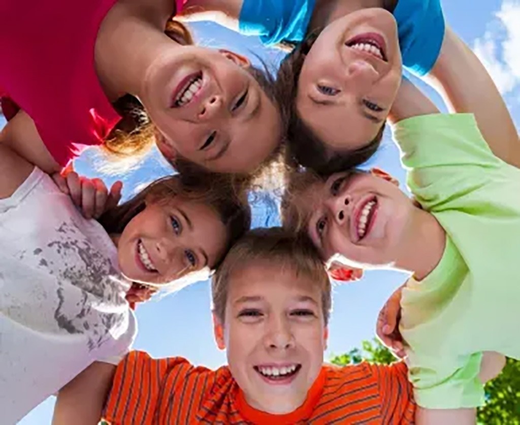una grande piscina circondata da sedie e un bar
