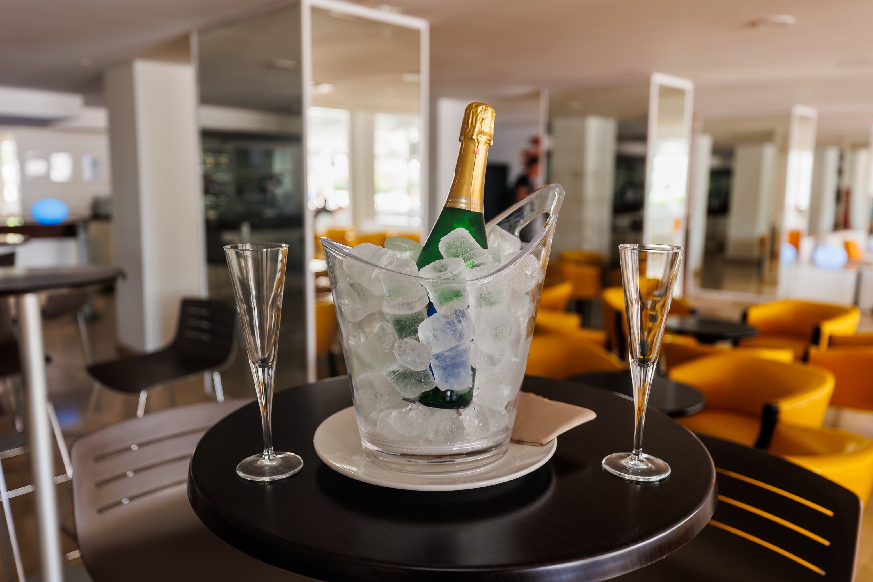 O7 HOTELS : Corporatif - Bouteille de champagne sur glace avec verres.