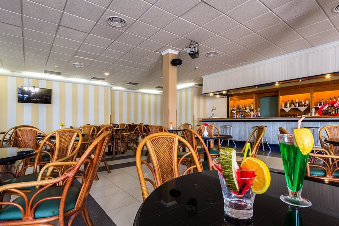 ein Pooltisch in einem Restaurant mit vielen Tischen und Stühlen