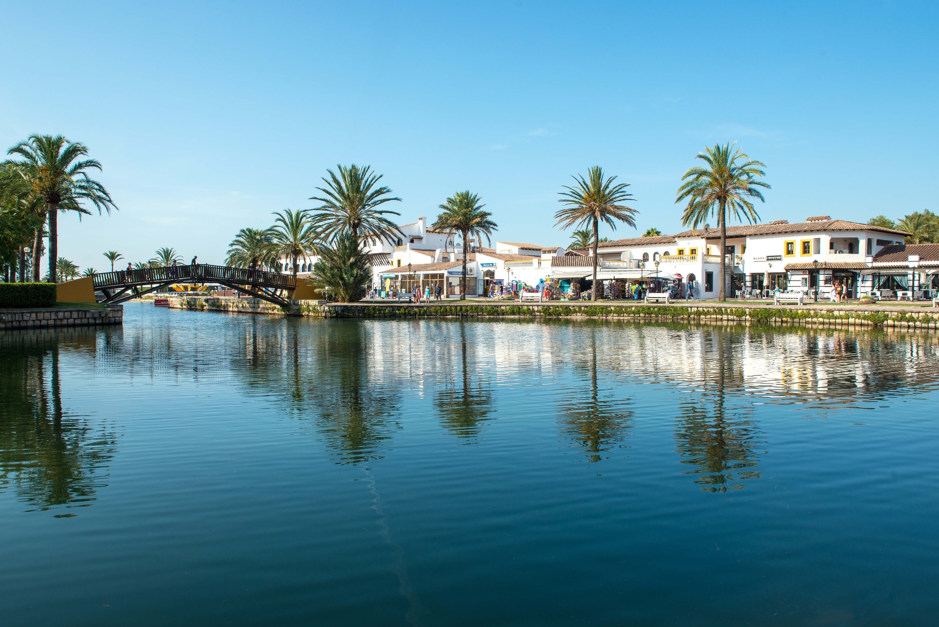 Canal con puente y edificios de O7 HOTELS: Corporativa. Reflejos en el agua.