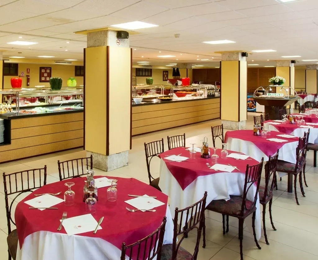 una grande piscina circondata da sedie e un bar