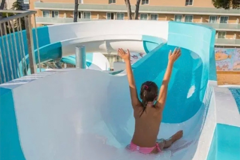 una grande piscina circondata da sedie e un bar