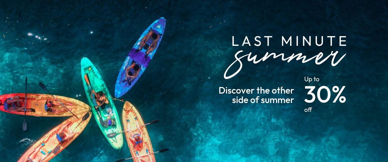 O7 HOTELS: Corporativa - Freunde feiern den Sonnenaufgang am Strand.