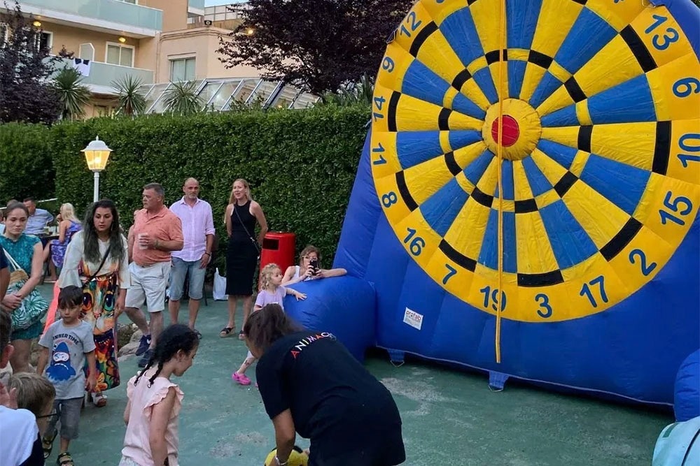 una grande piscina circondata da sedie e un bar