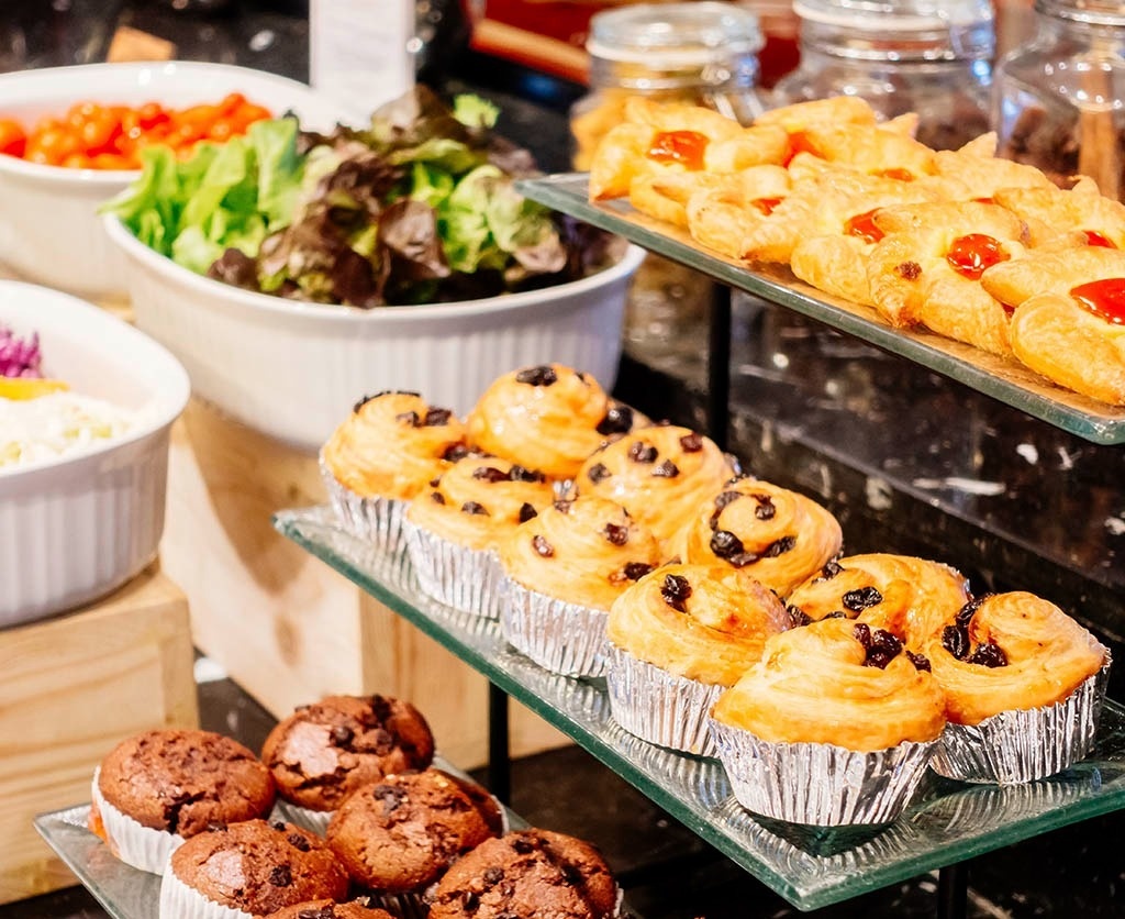 una grande piscina circondata da sedie e un bar