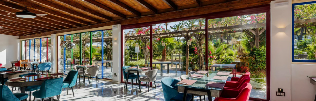 O7 HOTELS: Modern dining room with garden view.