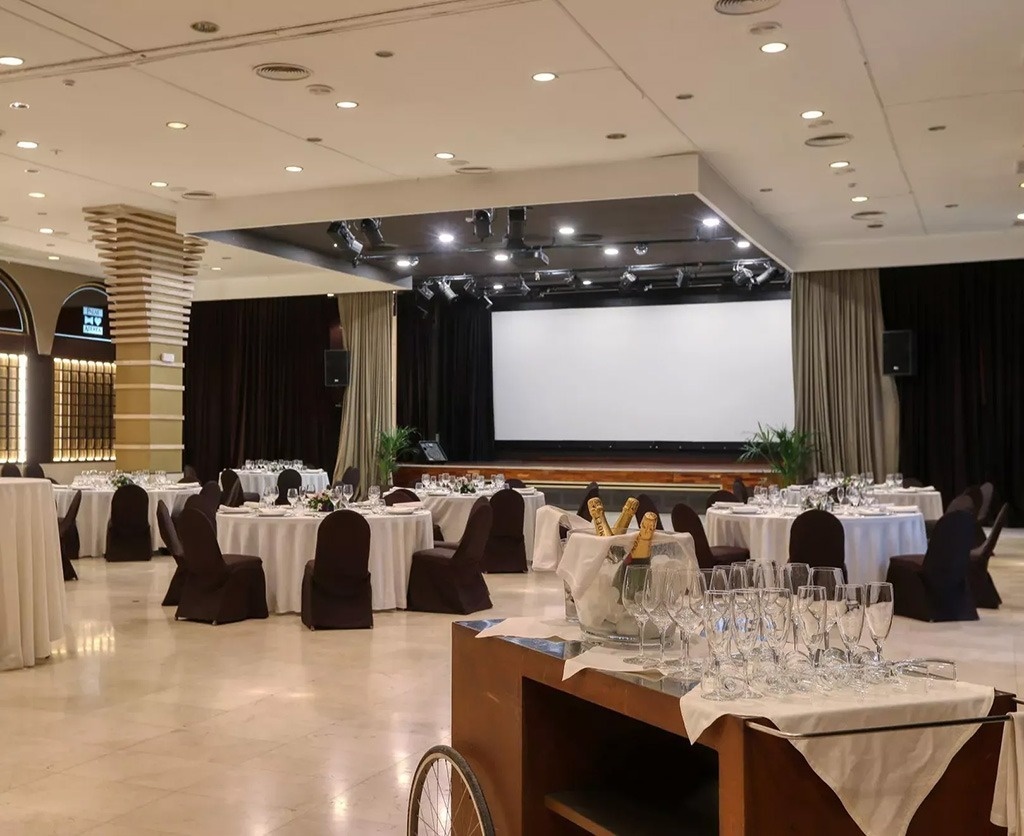 una grande piscina circondata da sedie e un bar