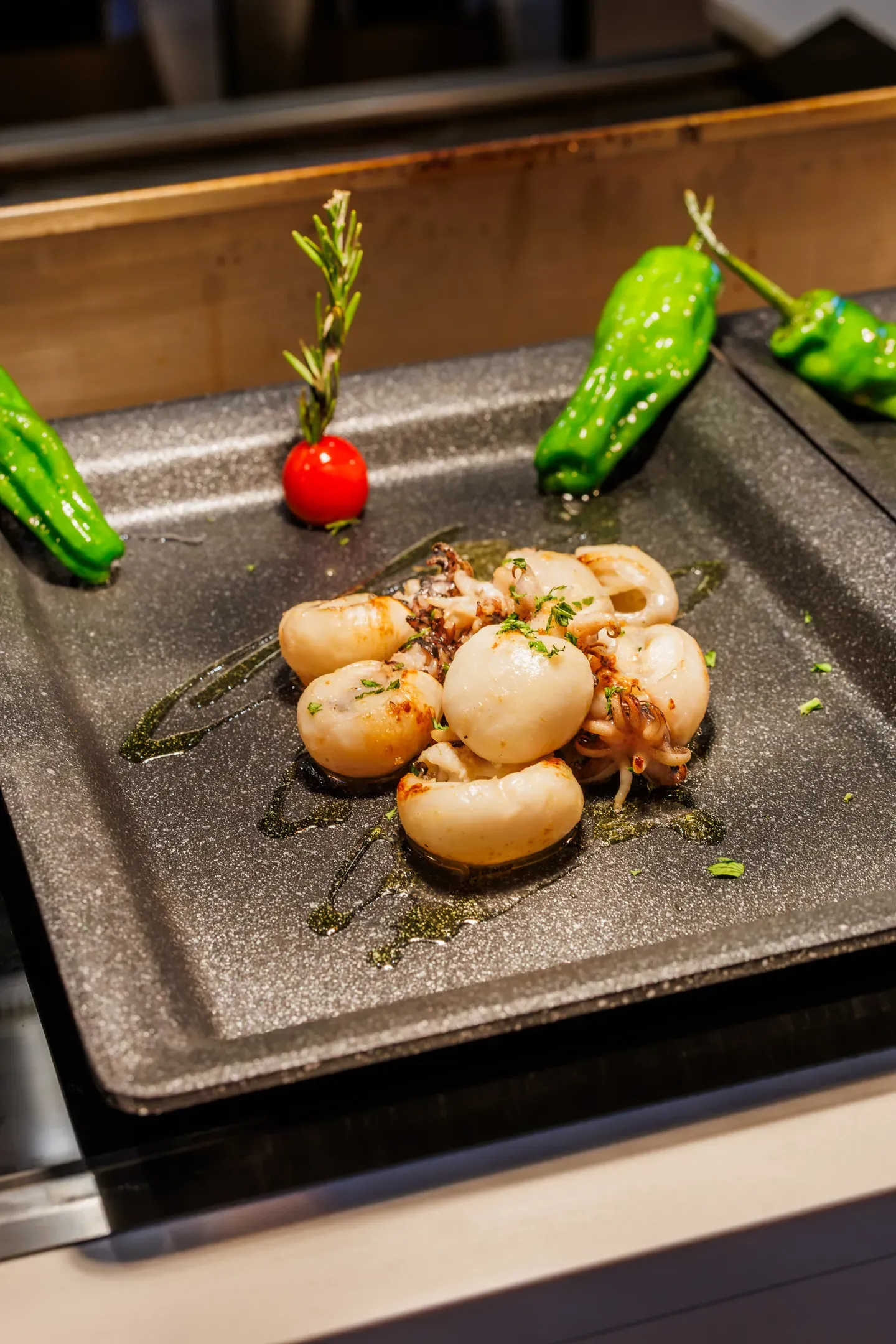 O7 HOTELS: Logo "Ona Kalma Soul Food" con sole e acqua, toni terra.