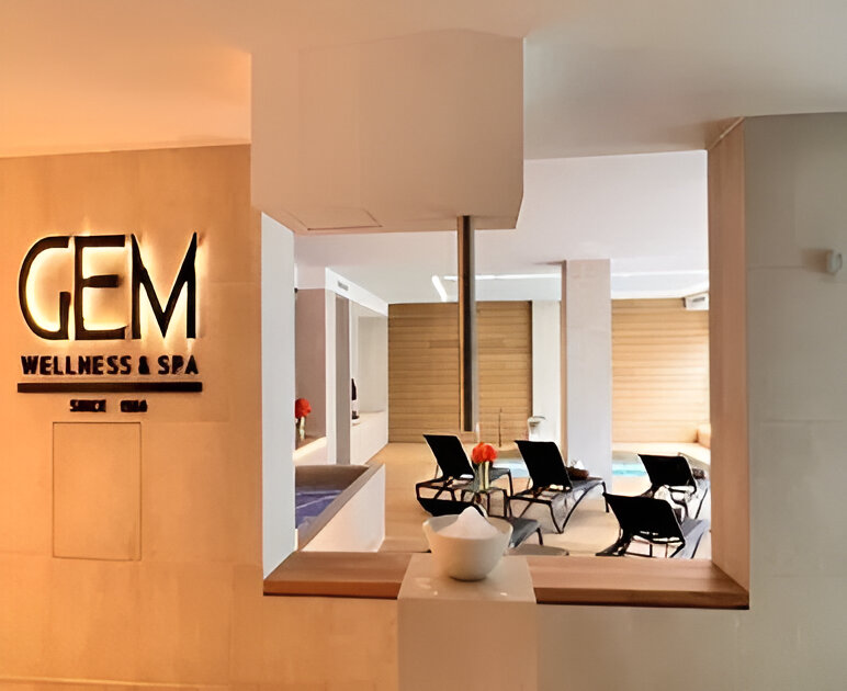 una grande piscina circondata da sedie e un bar