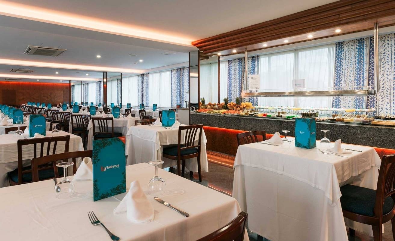 una bebida roja con una pajita en la playa