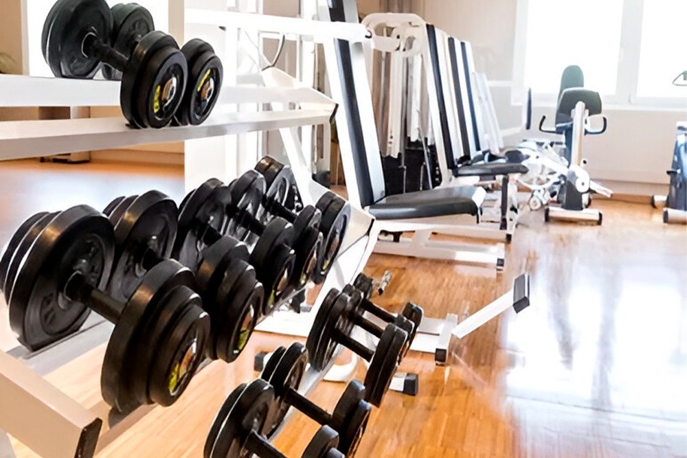 ein Hotel mit einem großen Pool und einer Bar