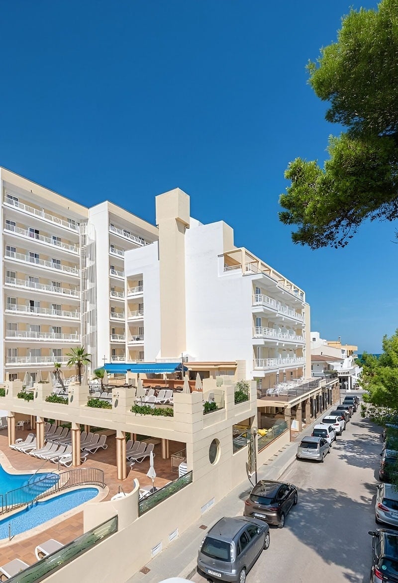 Hotel O7 Nordeste Playa en Mallorca: fachada moderna, piscina y vistas al mar. Reserva en la web oficial O7 Hotels.