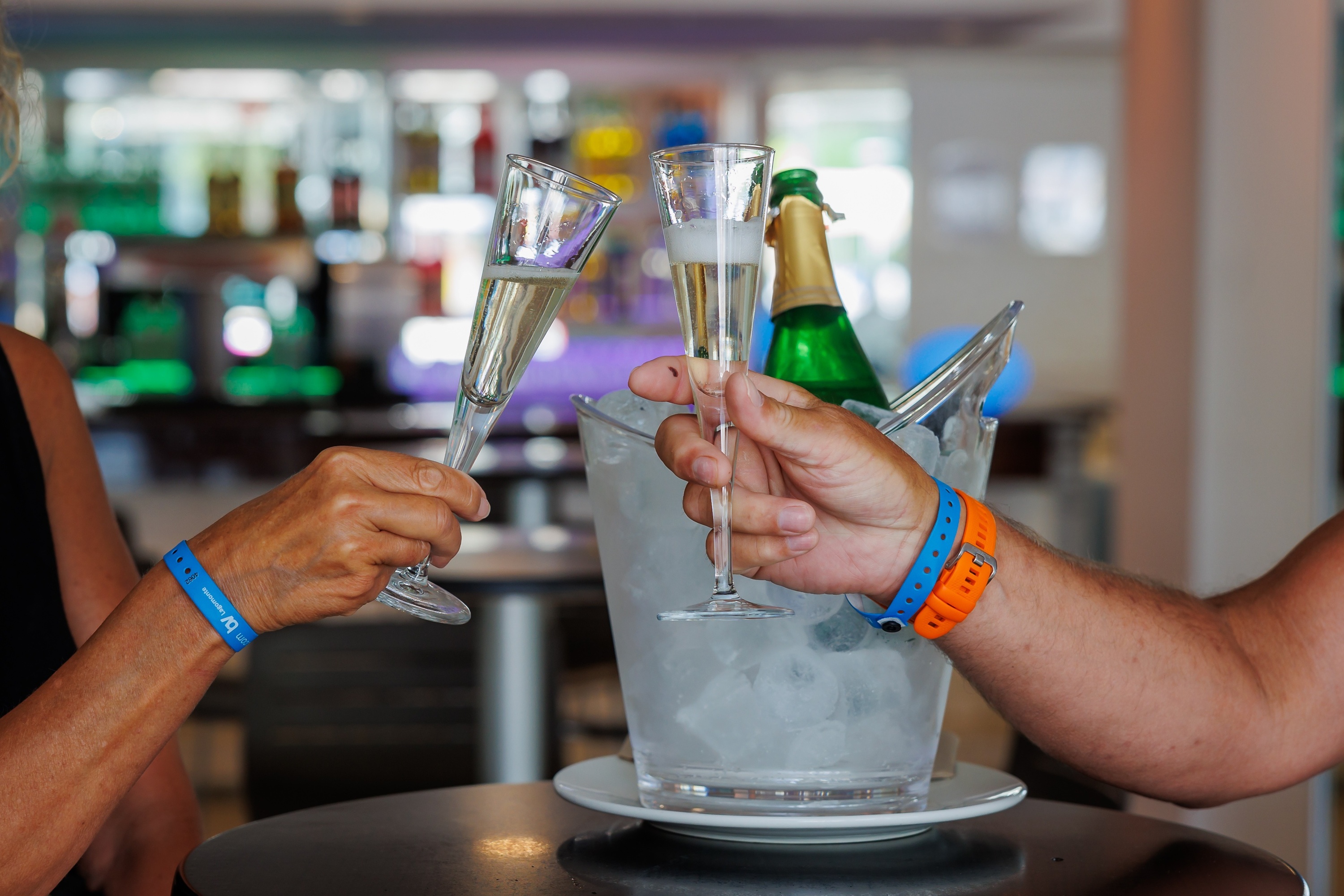 Toast au champagne chez O7 HOTELS: Corporativa, célébration mémorable.
