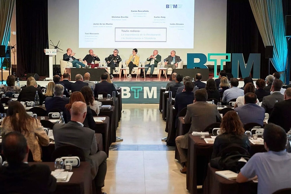 una grande piscina circondata da sedie e un bar