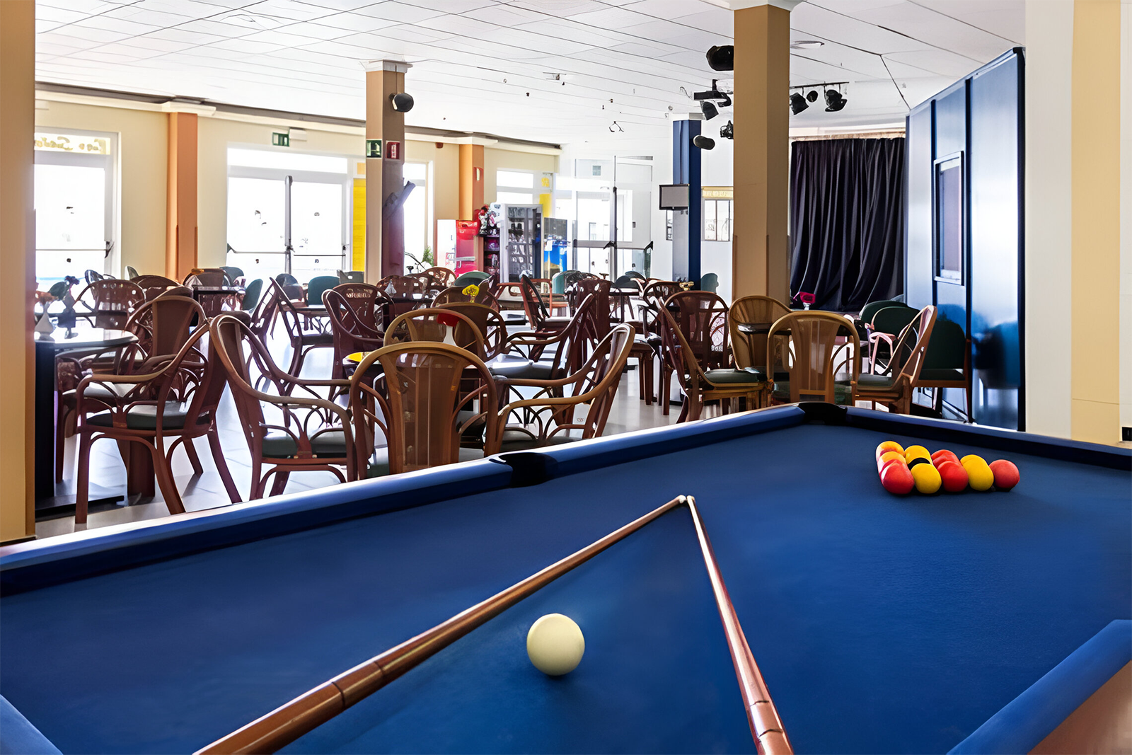 ein Hotel mit einem großen Pool und einer Bar