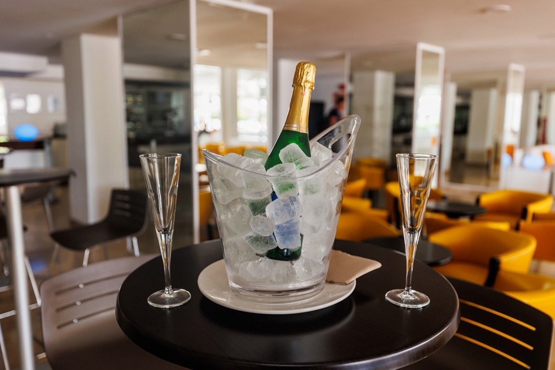 una bottiglia di champagne è seduta in un secchiello di ghiaccio