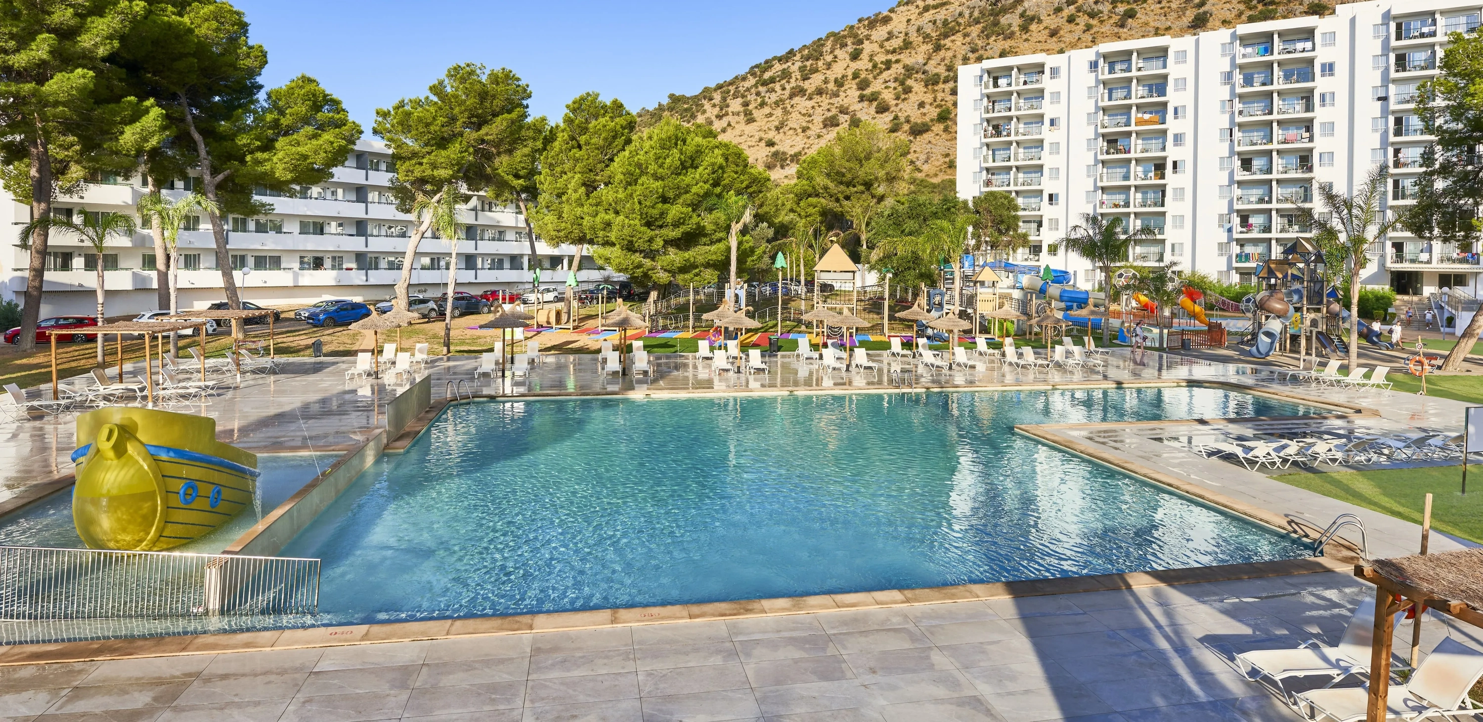 O7 HOTELS: Corporativa, piscina y toboganes en resort familiar.
