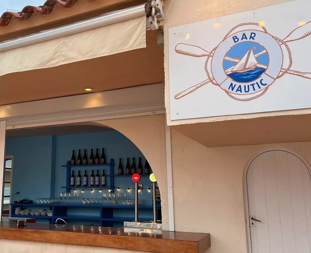 una grande piscina circondata da sedie e un bar