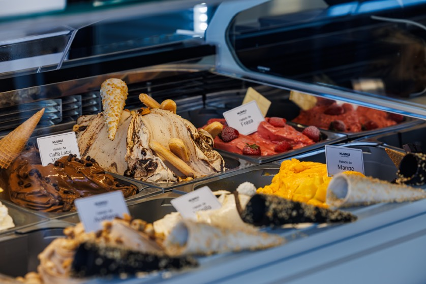 O7 HOTELS: Corporativa - Vitrina de helados gourmet con sabores variados.