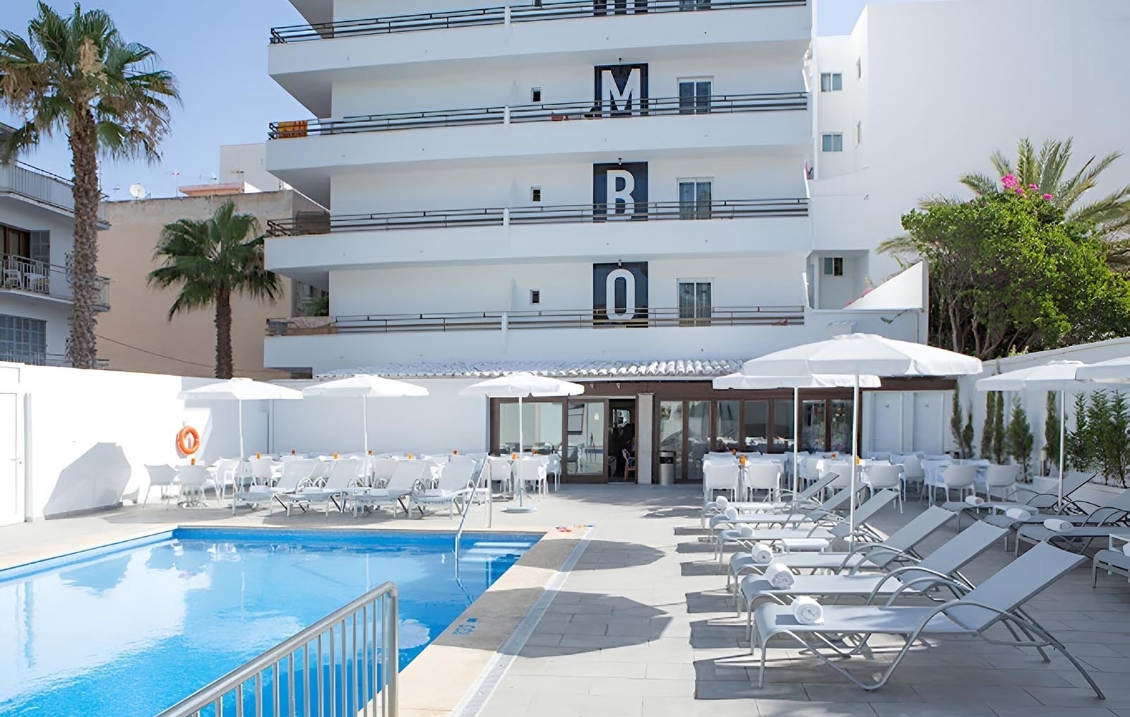 Playa con sombrillas, butacas y palmeras del Hotel Park Royal Beach Acapulco