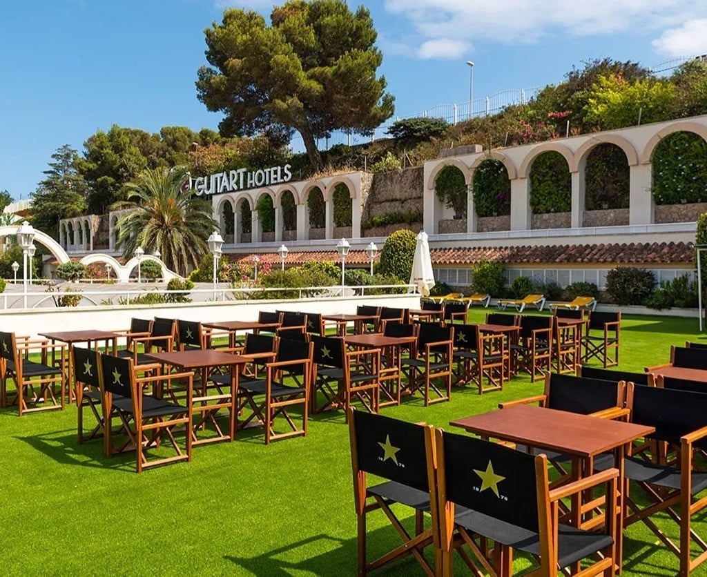 una grande piscina circondata da sedie e un bar
