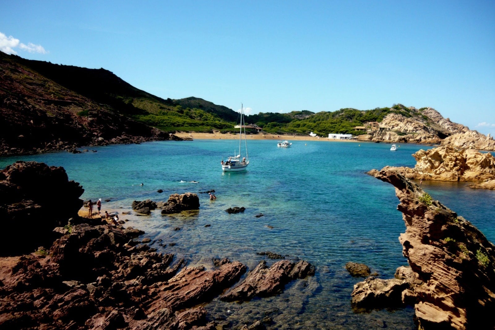 un grup de dones estan fent exercici en una piscina amb manuelles