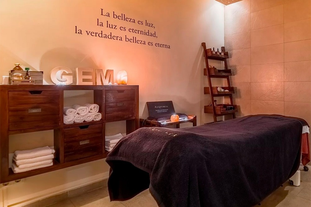 ein Hotel mit einem großen Pool und einer Bar