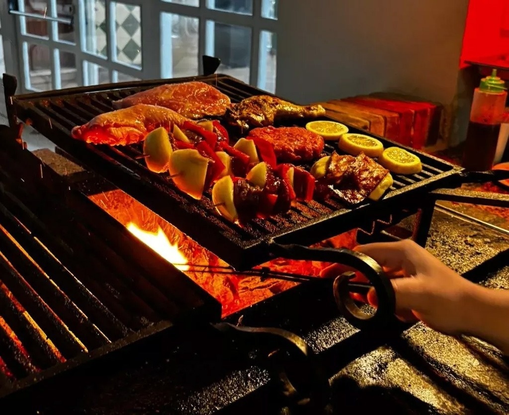 una grande piscina circondata da sedie e un bar