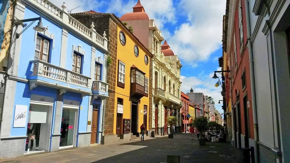 un hombre y un niño flotan en una piscina con un flotador amarillo