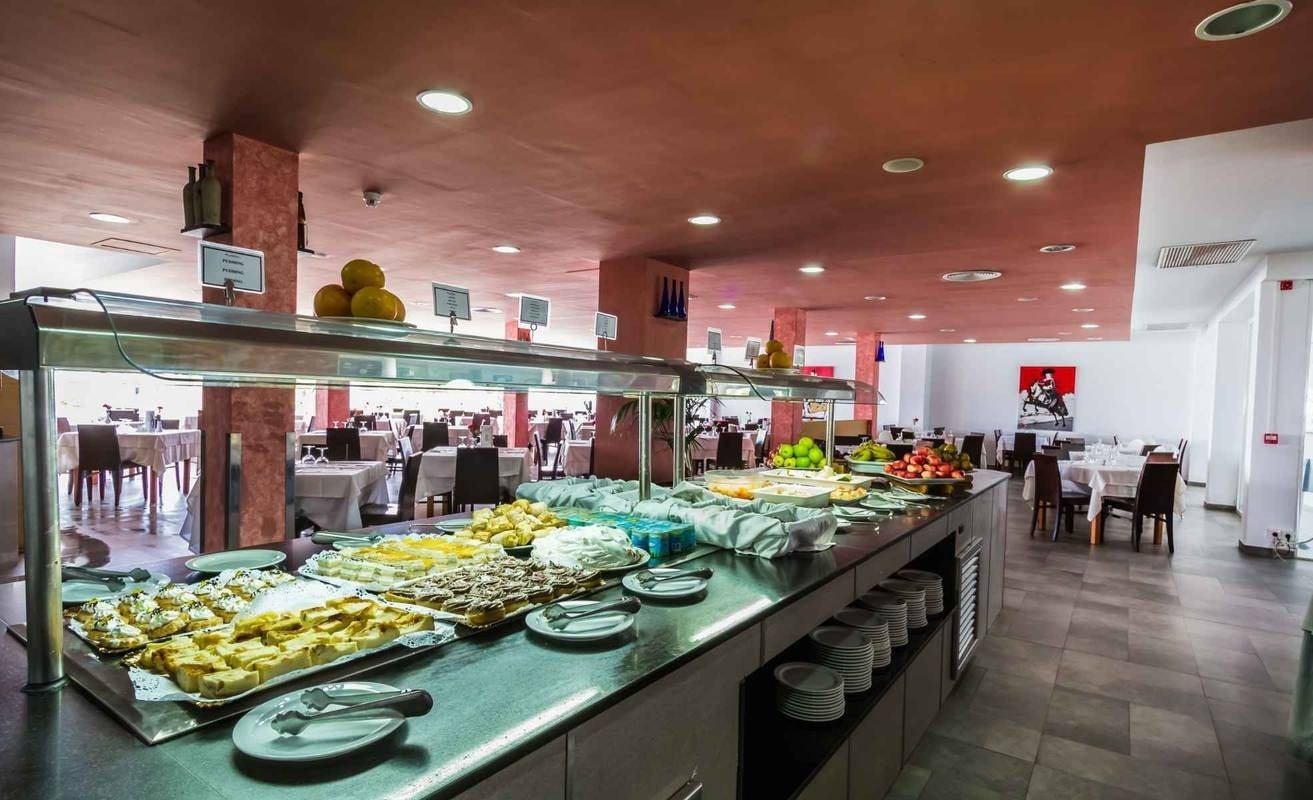 una grande piscina circondata da sedie e un bar