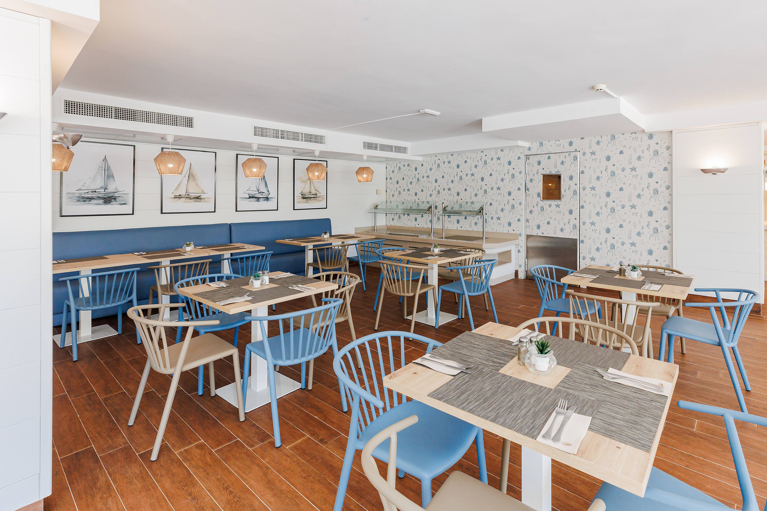 Sala corporativa O7 HOTELS, taules vestides i cadires modernes.