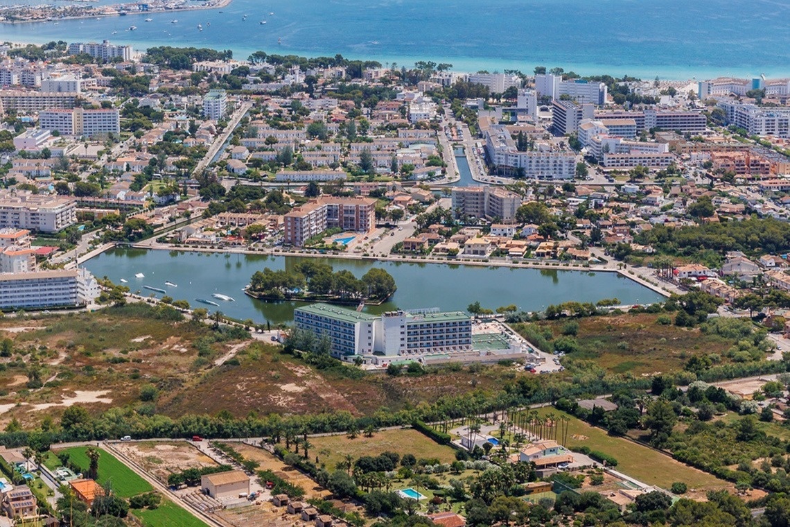 una vista aerea di una città con un grande lago in mezzo