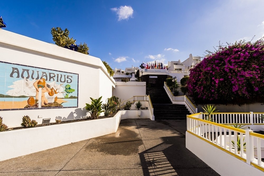 ein Pooltisch in einem großen Raum mit Tischen und Stühlen .