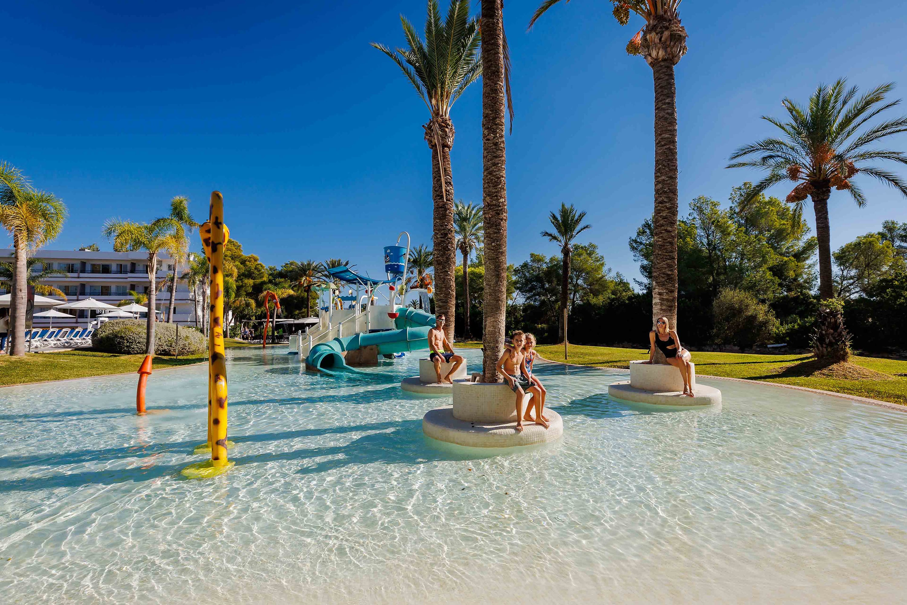 Piscina infinita i palmeres a Beklub Family Reef, O7 Hotels Mallorca. Reserva web oficial.