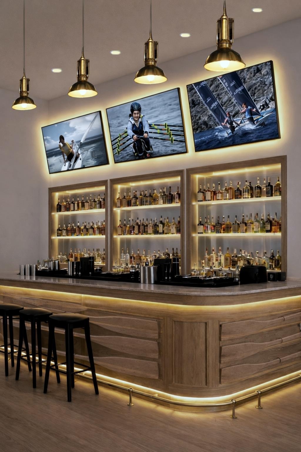 Un espaiós i lluminós restaurant modern amb decoració nàutica, cadires blaves i beix, i terra d'imitació fusta.