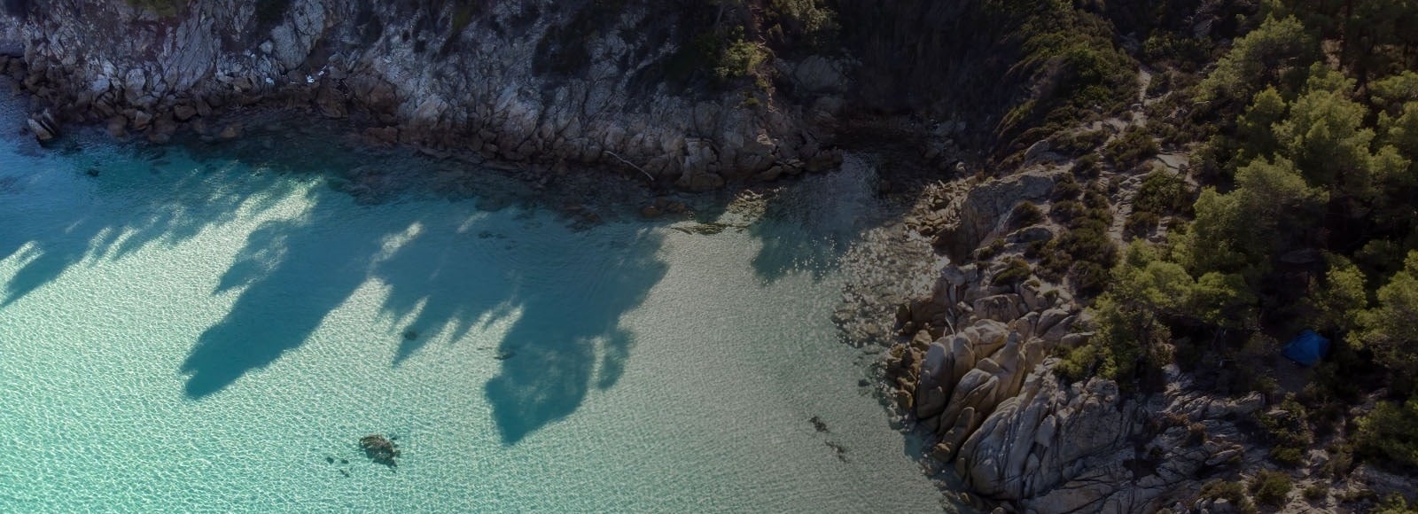 una mujer recibe un masaje en un spa rodeado de velas