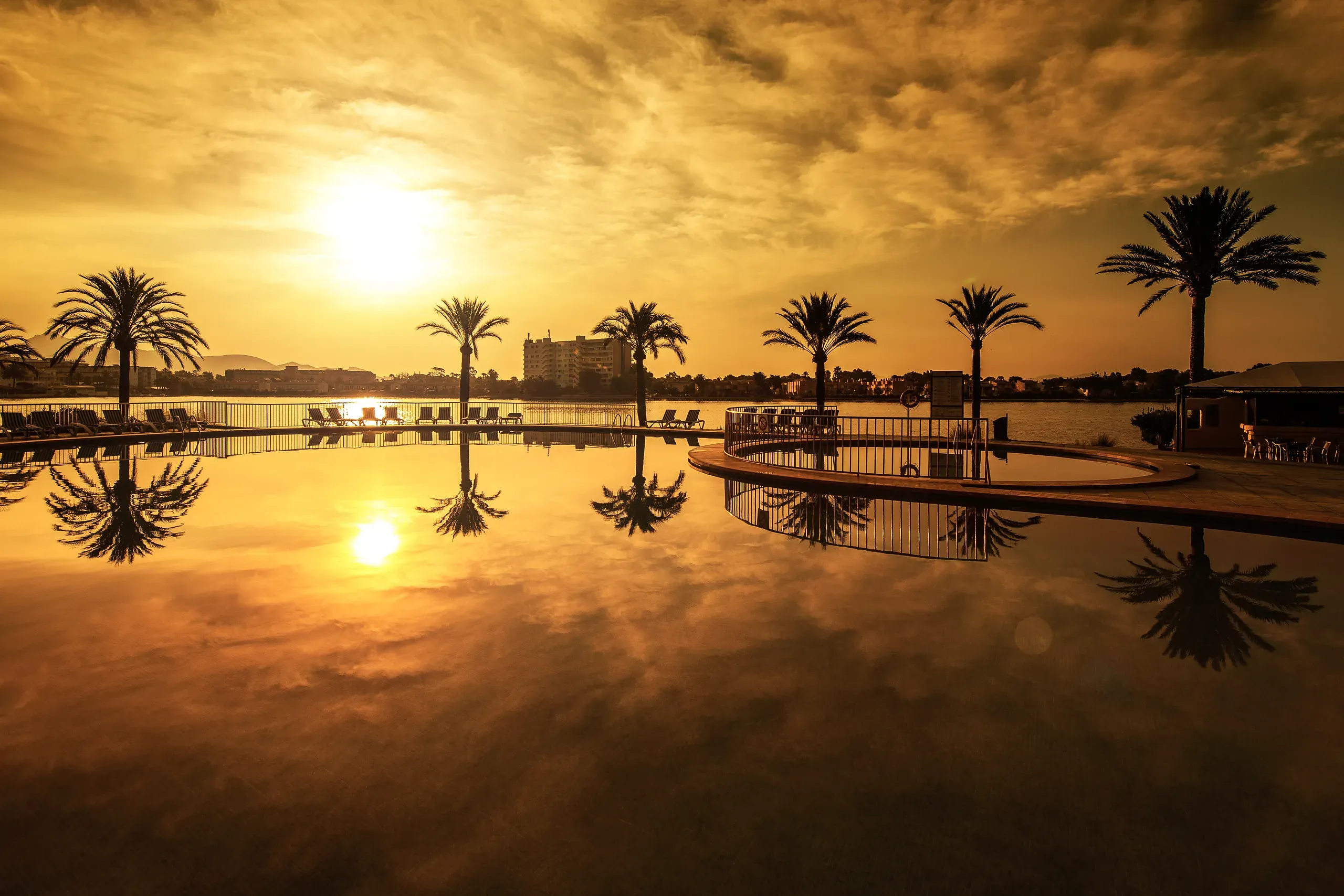 Atmosfera da sogno con palme e piscina al tramonto, vista mare, O7 Be Klub Kalma | O7 Hotels | Maiorca | Sito ufficiale in hotel.
