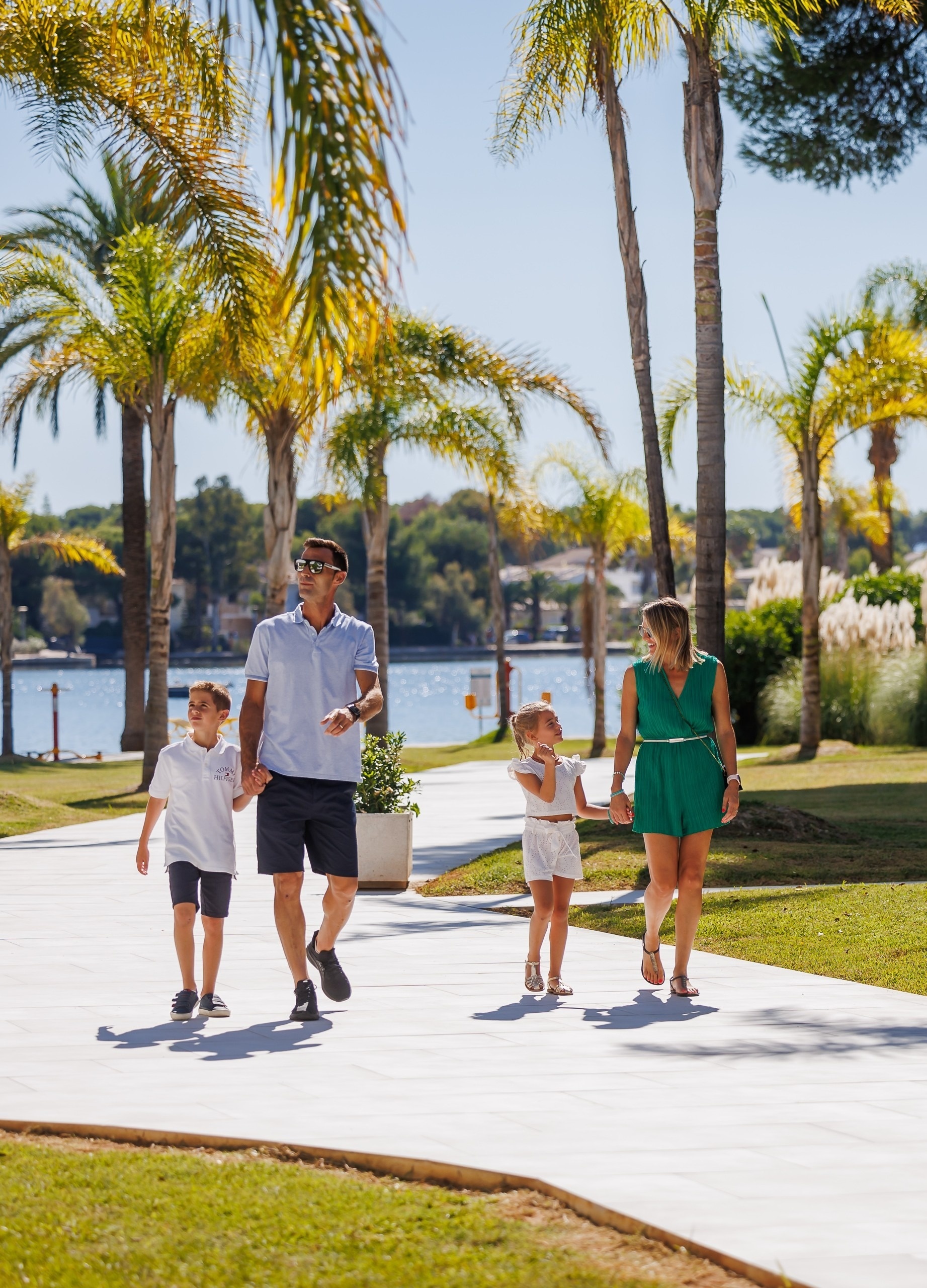 Familia feliz paseando en Beklub Family Reef | O7 Hotels Mallorca.