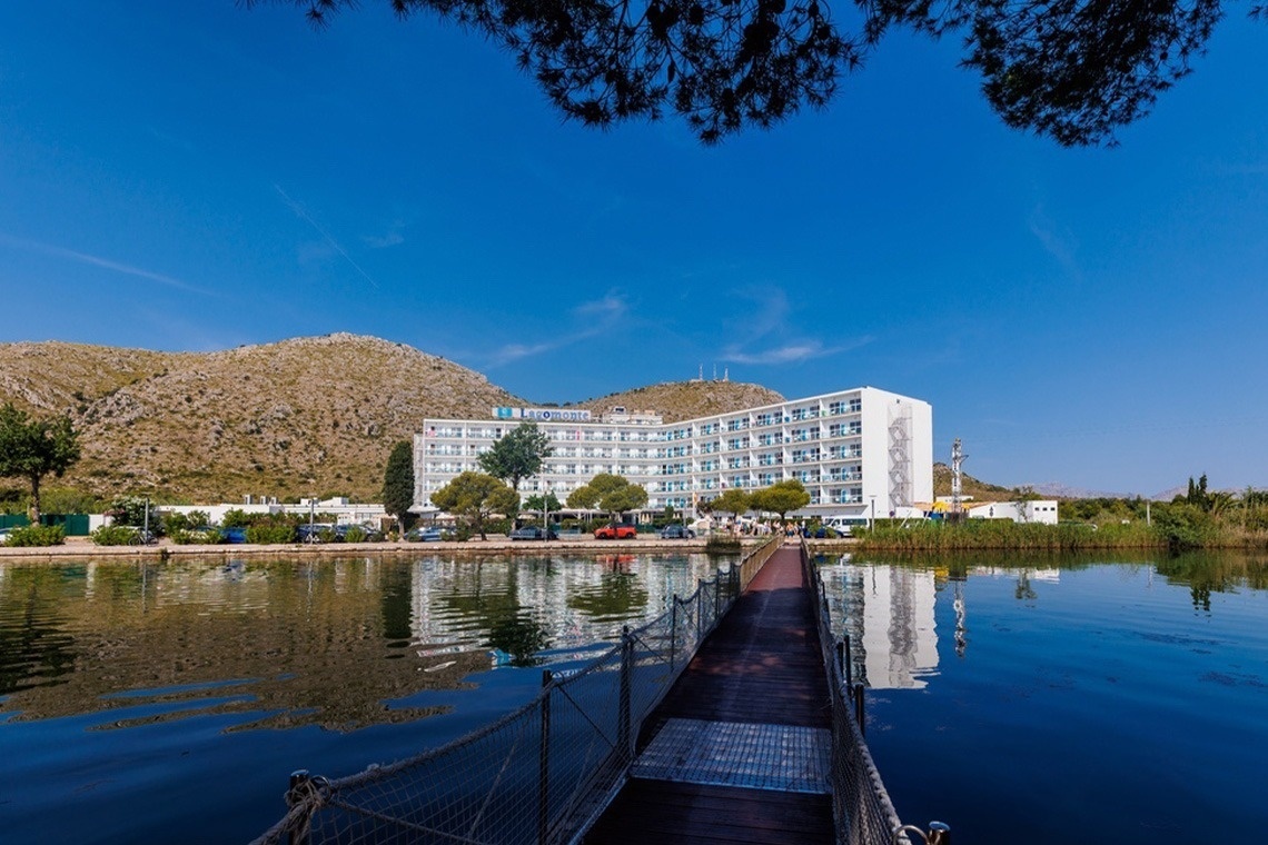 una anciana fa una foto amb una càmera