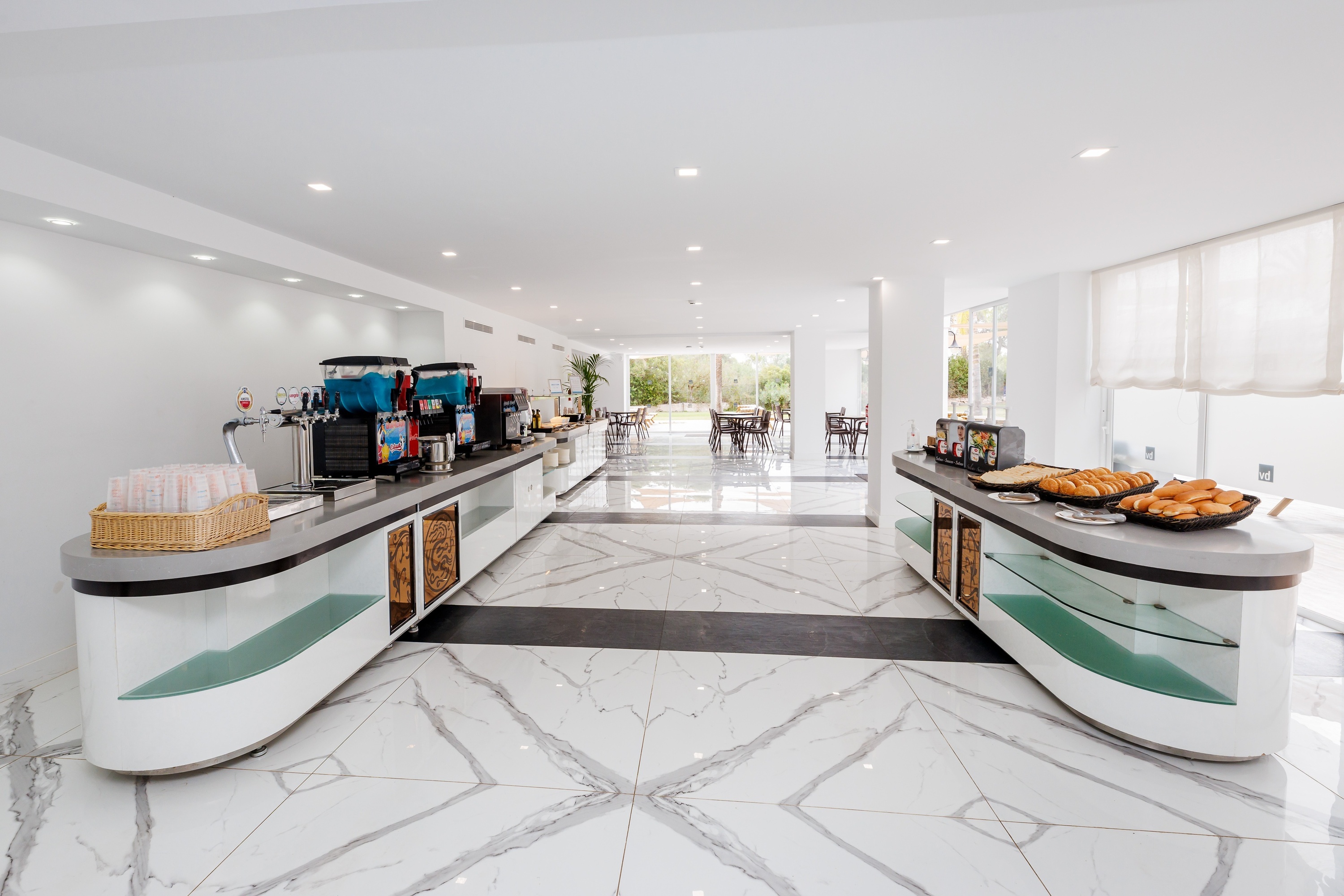 O7 HOTELS: Corporate - Breakfast buffet with drinks, bread, and pastries.
